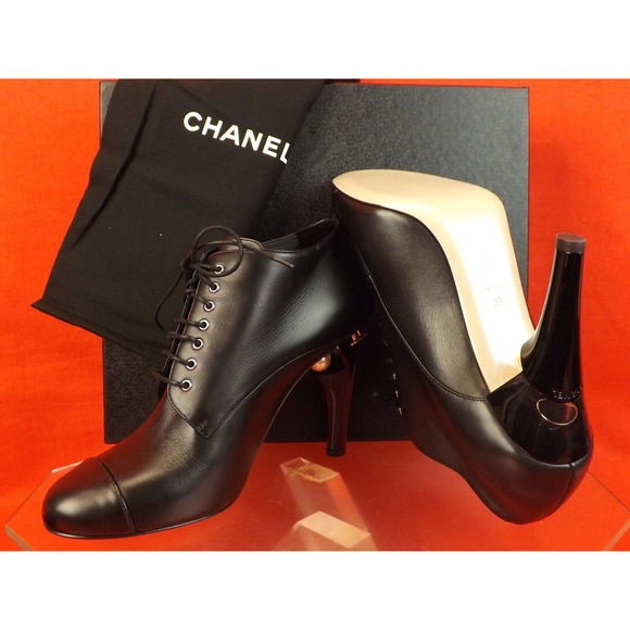NIB CHANEL BLACK LEATHER LUCITE PEARL HEEL LACE UP G30455 ANKLE BOOTS 40.5 $1675 - Picture 11 of 12